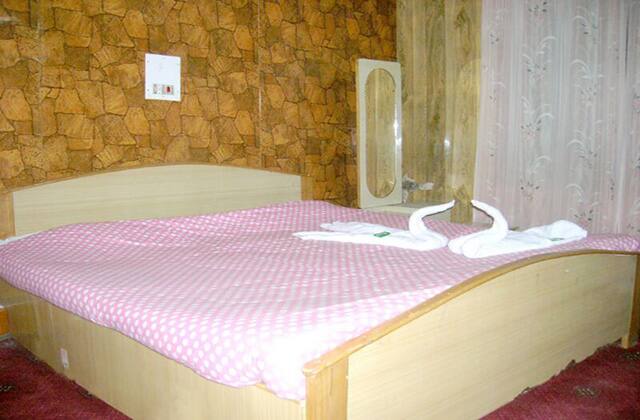 Hotel Lake Scene, Srinagar 4